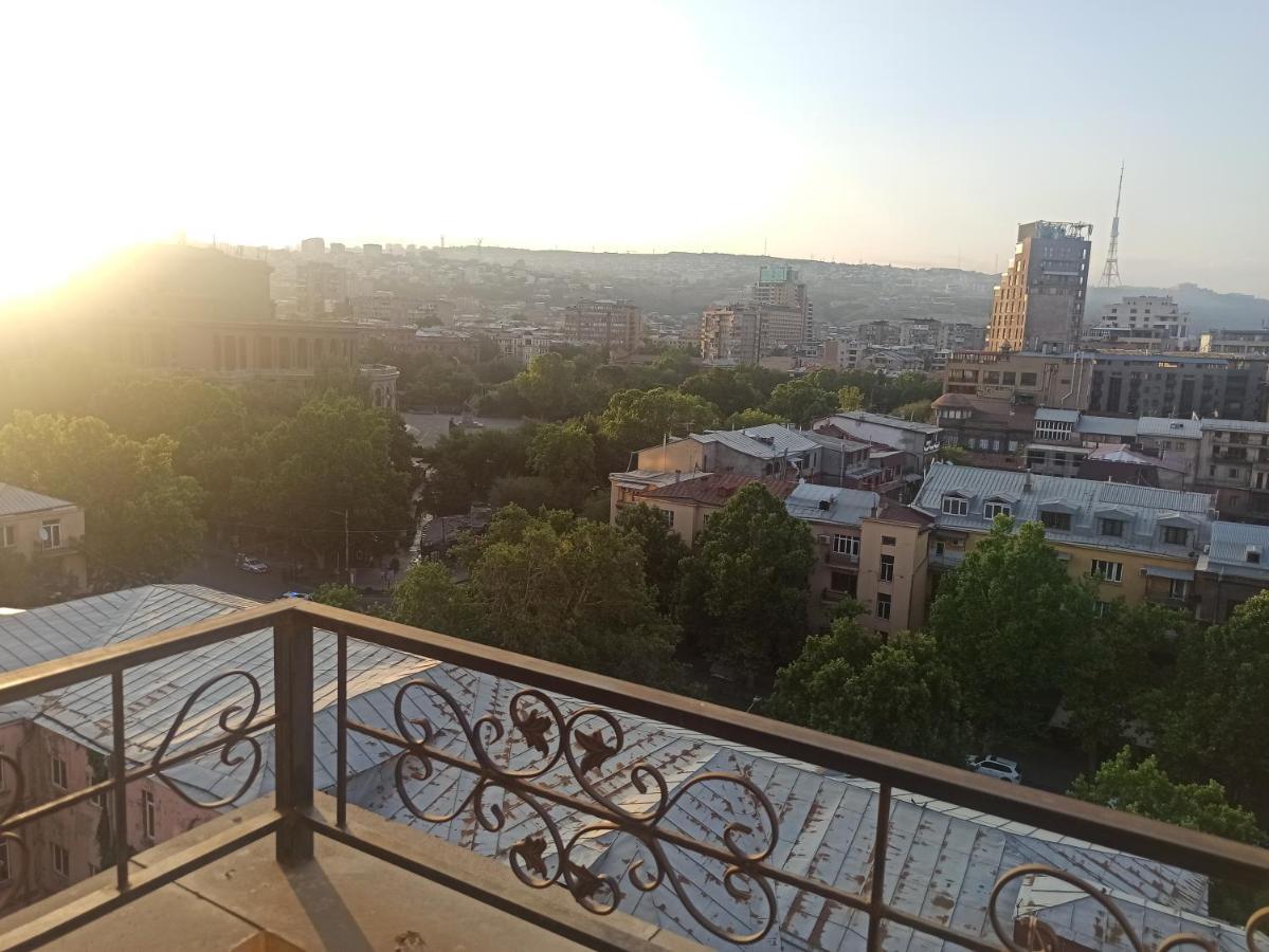 Красивая, Просторная Квартира В Самом Центре Еревана, Рядом С Оперным Театром. Yerevan Exterior photo